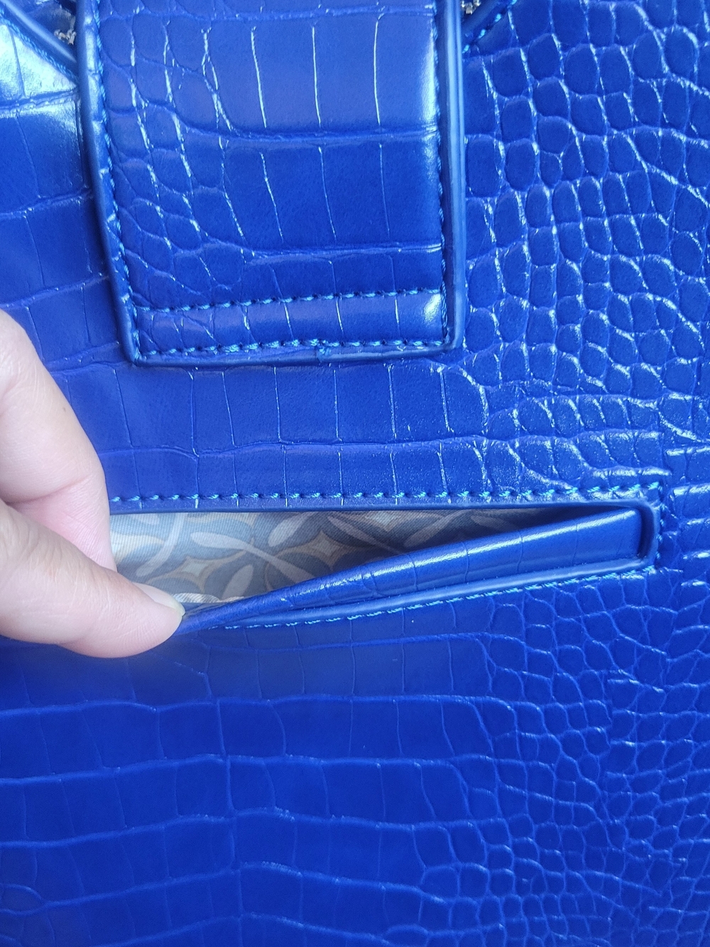 Cobalt blue tote bag with crocodile embossing and logo detail - Picture 4 of 16